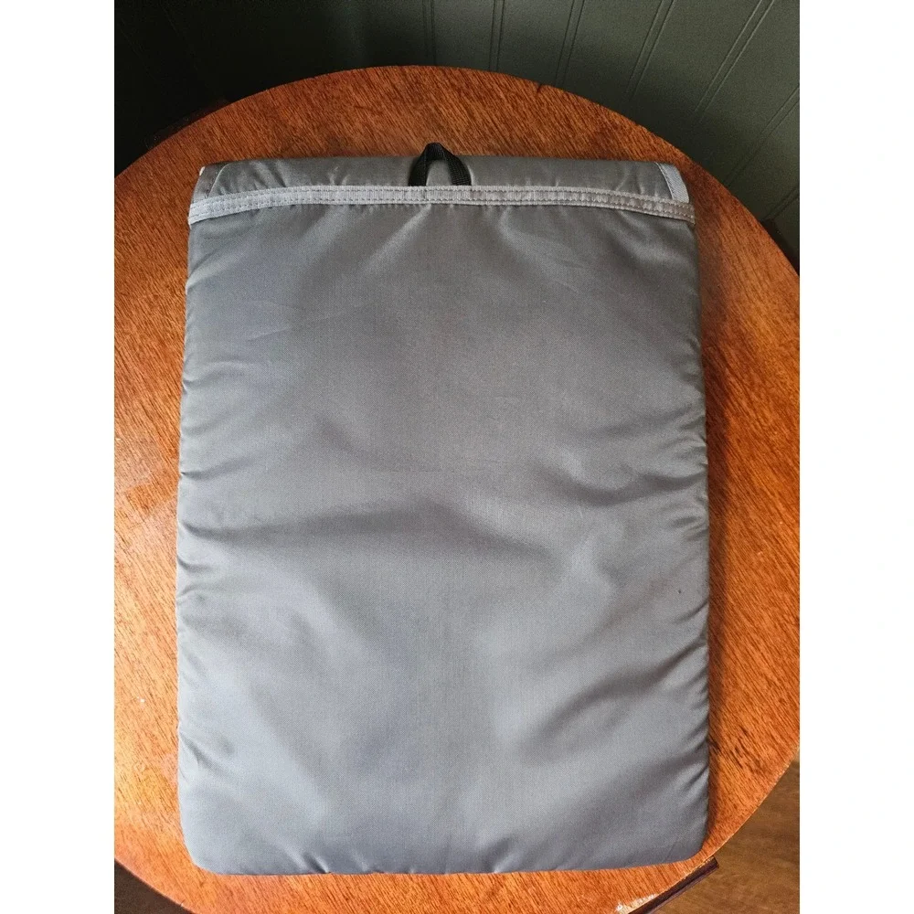 Patagonia Padded Laptop Sleeve Case 13-15 Inch Gray Mesh Pocket Travel‎ Tech Bag